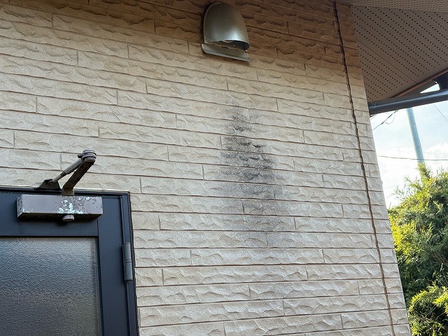 外壁が黒ずんでいる写真